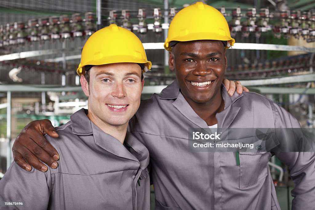 Dos trabajadores colegas que industrial - Foto de stock de Manufacturar libre de derechos