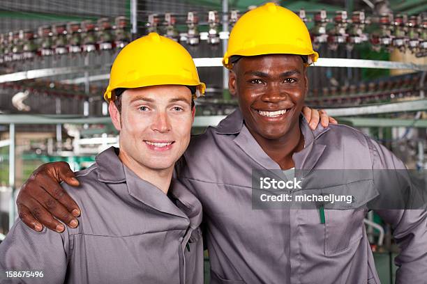 Dos Trabajadores Colegas Que Industrial Foto de stock y más banco de imágenes de Manufacturar - Manufacturar, Accesorio de cabeza, Adulto