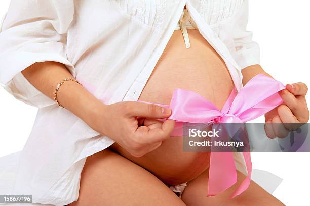 妊娠中の女性に手を腹部 - 1人のストックフォトや画像を多数ご用意 - 1人, ウエスト, カットアウト