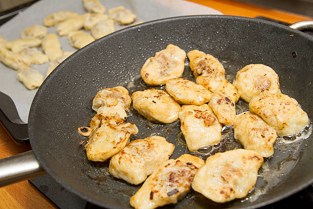 pierogi in una padella - teigwaren foto e immagini stock