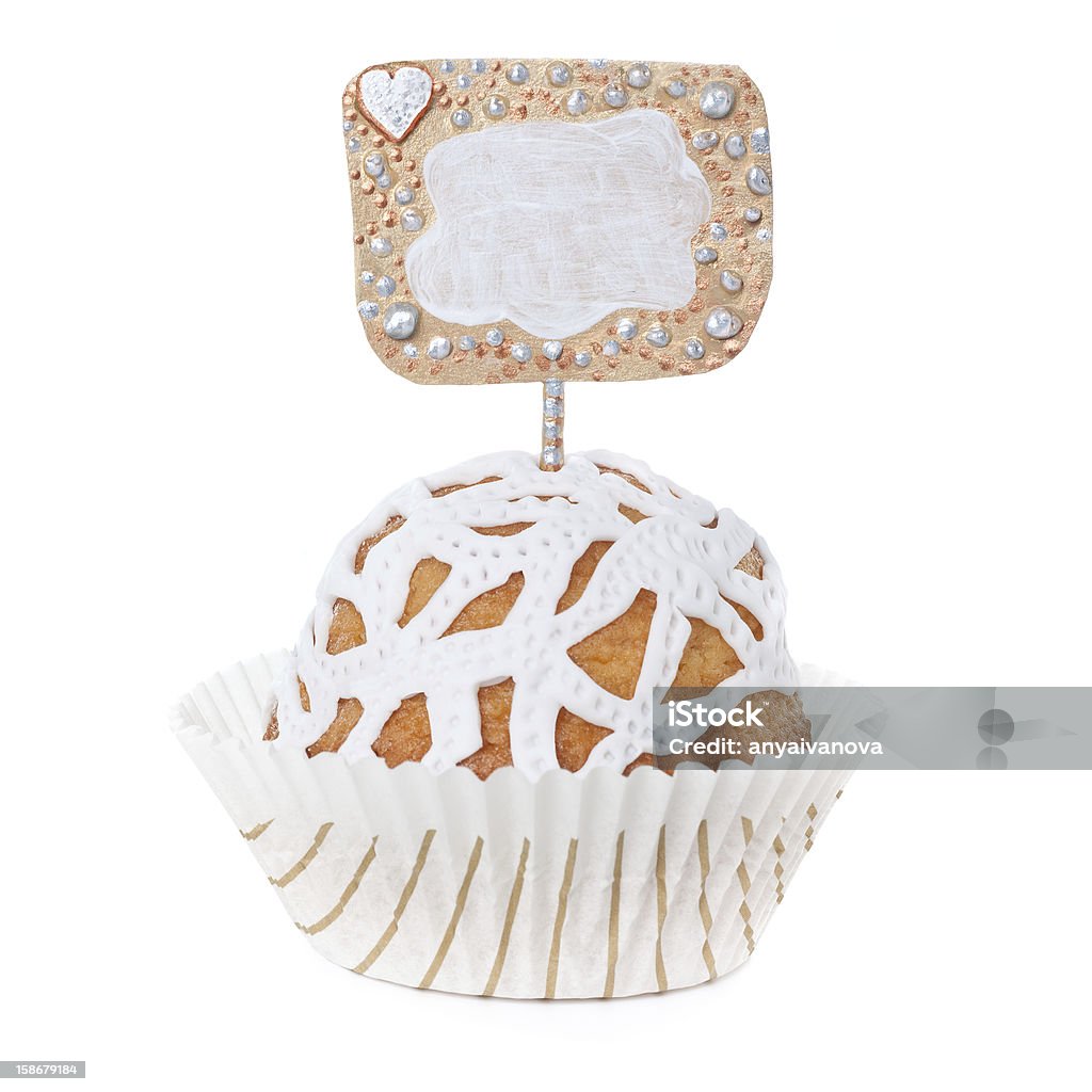 Cupcake urządzone z biały kremówkę, puste - Zbiór zdjęć royalty-free (Białe tło)