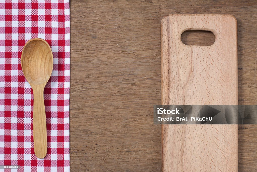 Cucina tovaglia e cucchiaio di legno e la tavola di legno su sfondo della tabella - Foto stock royalty-free di A quadri