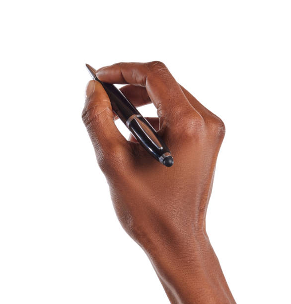 격리된 펜으로 글을 쓰는 흑인 여성의 손 클로즈업 스톡 사진
