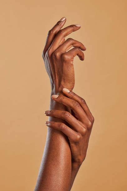 Piękne czarne kobiece dłonie rozpieszczają się nawzajem – zdjęcie