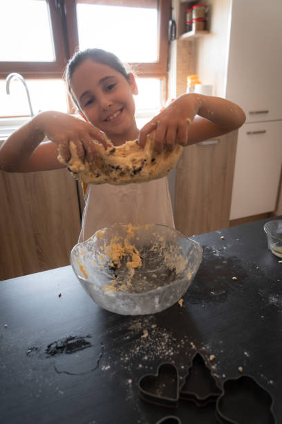 istock Little girl baking 1586923325