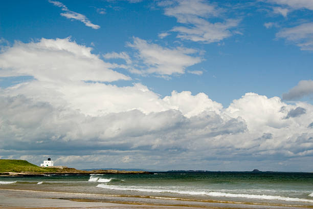 faro en de bamburgh - bamburgh northumberland england beach cloud fotografías e imágenes de stock