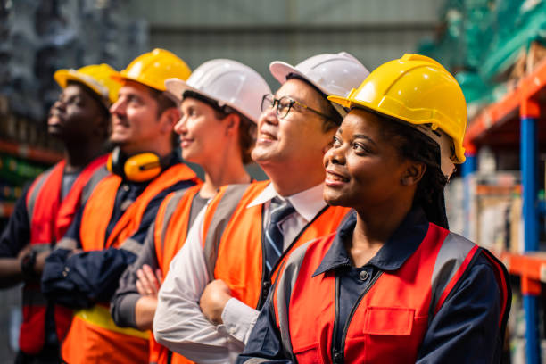 Portrait group of diverse industry worker working in factory warehouse. Young industrial engineer people process orders and product together at manufacturing plant then crossing arm with confidence. grupo de retratos de diversos trabajadores de la industria que trabajan en el almacén de la fábrica. los jóvenes ingenieros industriales procesan pedidos y productos juntos en la planta de fabricación y luego cruzan el brazo con confianza.