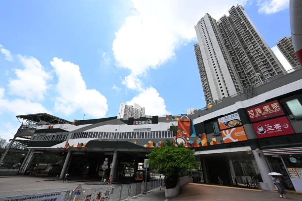 centro commerciale kwai shing east e fermata dell'autobus, hong kong - electronic billboard billboard sign arranging foto e immagini stock