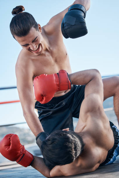 Floor, boxing ring or angry man fighting in sports exercise, workout or match competition in city outside. Ground punch, boxers or fighters fighting in fitness workout or mma battle for self defense piso, ring de boxeo o hombre enojado peleando en ejercicio deportivo, entrenamiento o competencia de combate en la ciudad exterior. golpe de tierra, boxeadores o luchadores que luchan en entrenamiento físico o batalla de mma para defensa personal