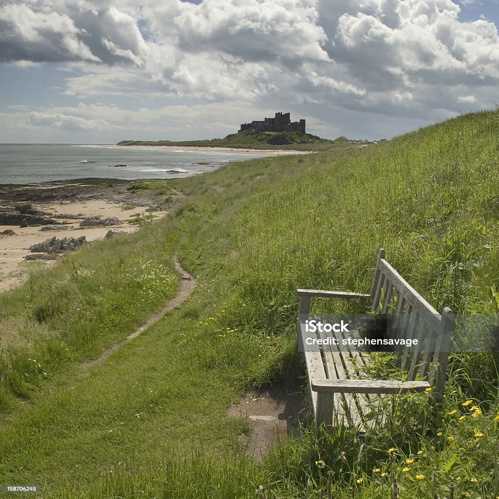 Château de Bamburgh avec banc pour regarder la télévision - Photo de Bamburgh libre de droits