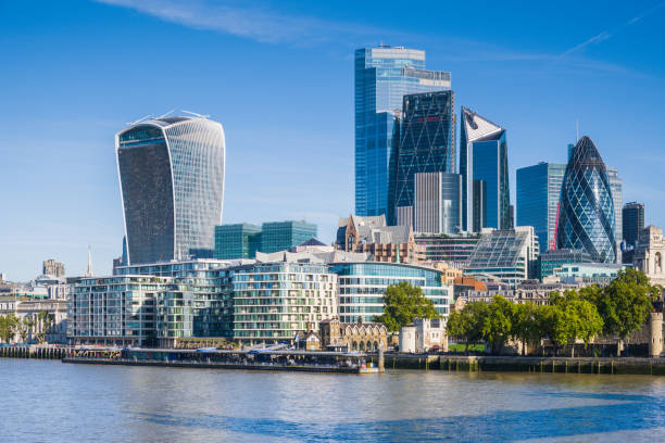 템스 강이 내려다 보이는 런던 스퀘어 마�일 파이낸셜 디스트릭트 고층 빌딩 - 30 st mary axe 뉴스 사진 이미지