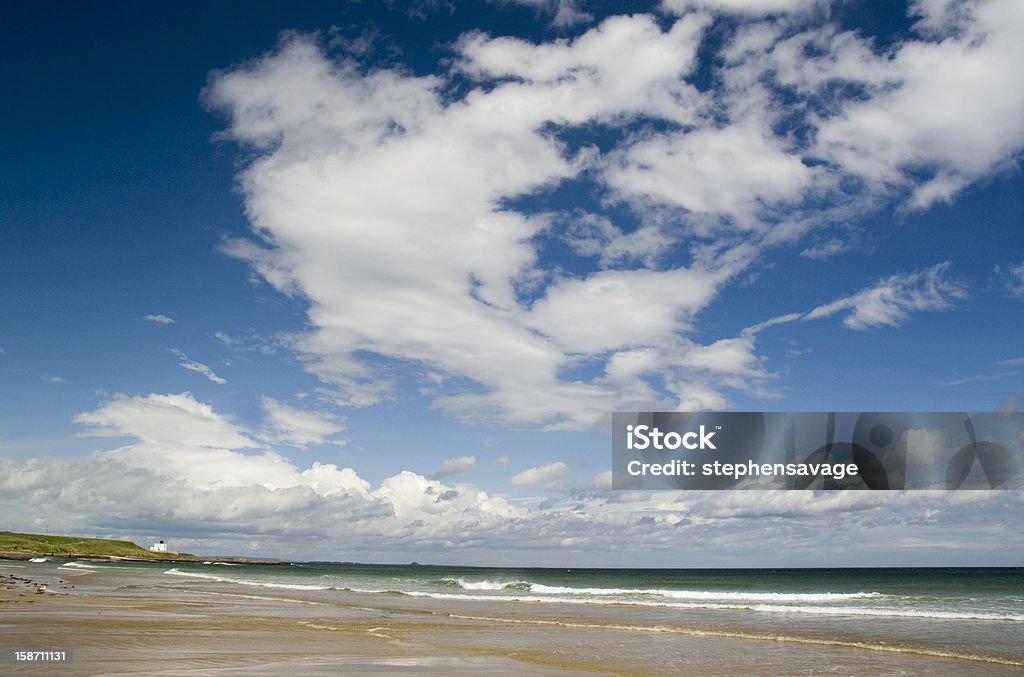 Wolkengebilde auf den Northumberland Beach - Lizenzfrei Außenaufnahme von Gebäuden Stock-Foto