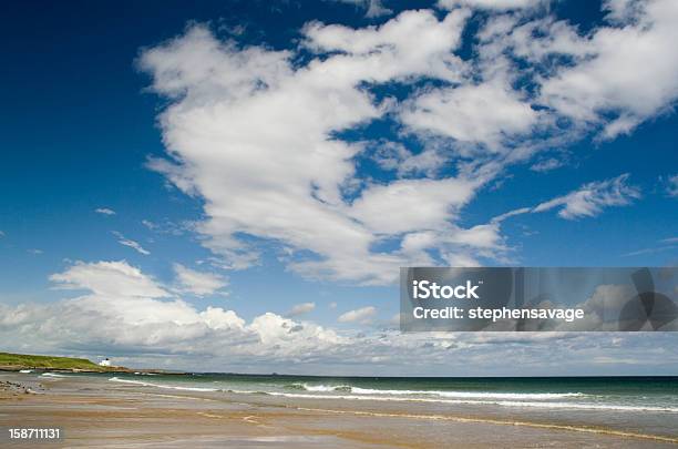 Wolkengebilde Auf Den Northumberland Beach Stockfoto und mehr Bilder von Außenaufnahme von Gebäuden - Außenaufnahme von Gebäuden, Bamburgh, Cumulus