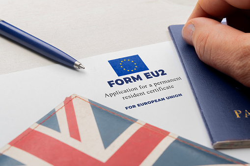 Man apply for a permanent european resident certificate filling a EU2 form