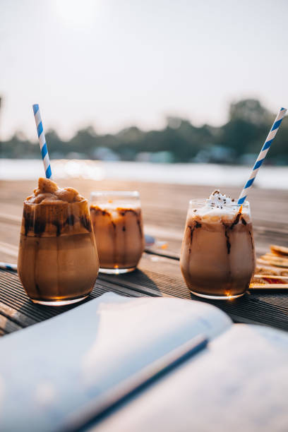 verão, férias e cafés gelados na praia - coffee book instant coffee cappuccino - fotografias e filmes do acervo