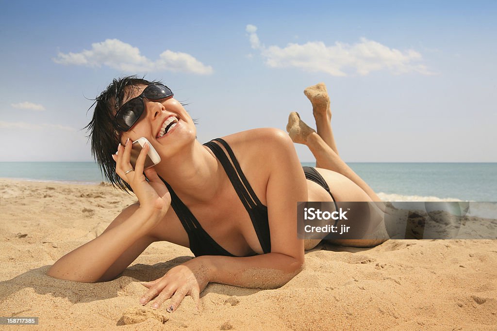 Cellphone am Strand - Lizenzfrei Bikini Stock-Foto