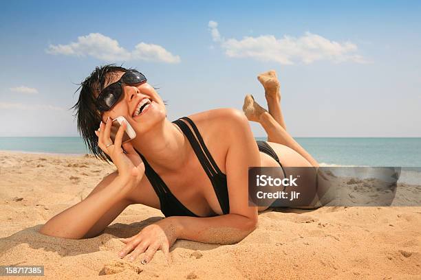 Cellphone Am Strand Stockfoto und mehr Bilder von Bikini - Bikini, Drahtlose Technologie, Erwachsene Person