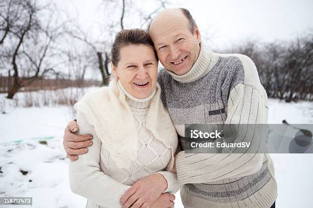 Casal - Fotografias de stock e mais imagens de 60-64 anos - 60-64 anos, 60-69 Anos, Abraçados na cama