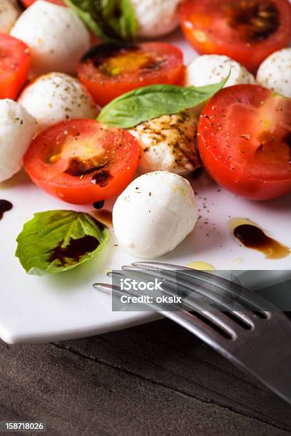 Salada Caprese - Fotografias de stock e mais imagens de Alimentação Saudável - Alimentação Saudável, Branco, Comida