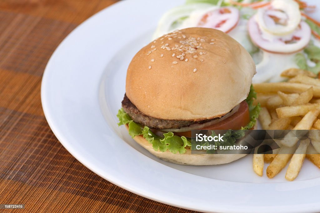 Hambúrguer e batata frita - Foto de stock de Alface royalty-free