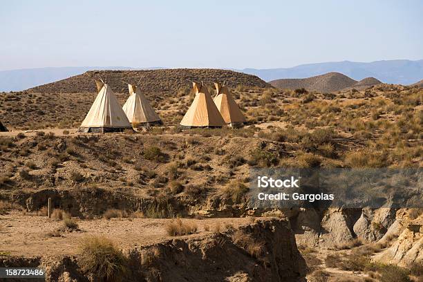 Foto de Tenda No Extremo Oeste Do Deserto e mais fotos de stock de Azul - Azul, Cabana - Barraca Doméstica, Céu - Fenômeno natural