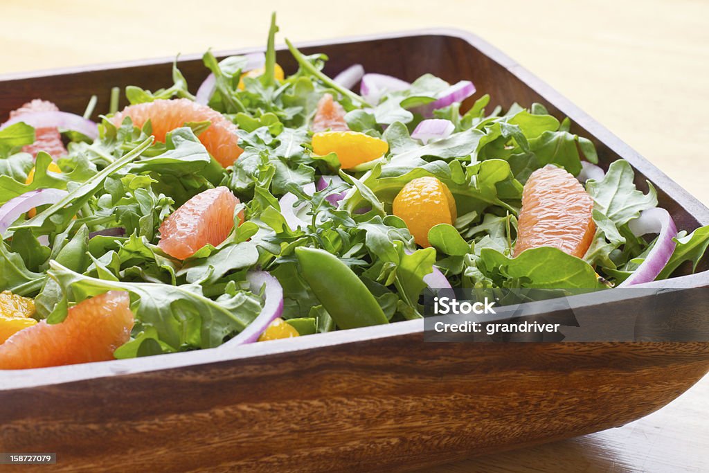 Salada verde com frutas cítricas - Foto de stock de Alface royalty-free