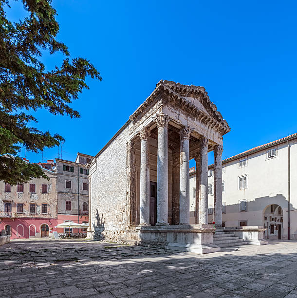 istock Temple of Roma and Augustus 158727415