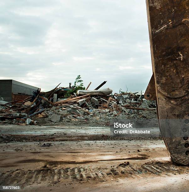 Haufen Von Schutt Nach Abbrucharbeiten Stockfoto und mehr Bilder von Abbrechen - Abbrechen, Ausrüstung und Geräte, Bauen