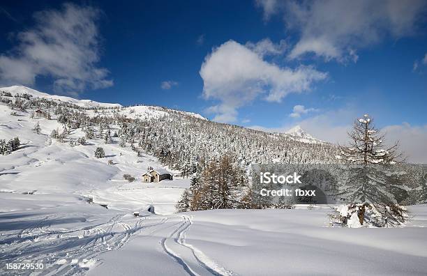 Foto de Tranquilo Cenário Alpino Com Neve Seca E Solta e mais fotos de stock de Alpes europeus - Alpes europeus, Aventura, Azul