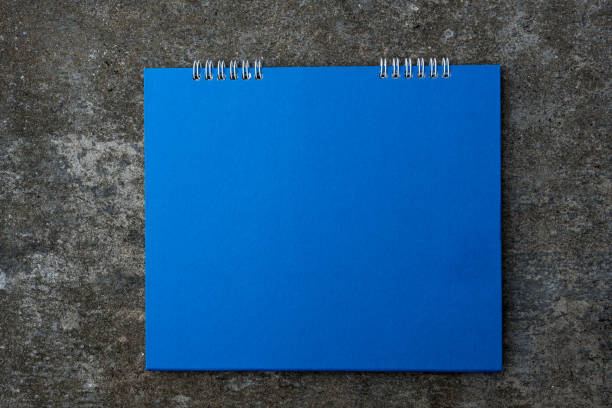 leerer blauer papierschreibtisch-spiralkalender - caste system stock-fotos und bilder