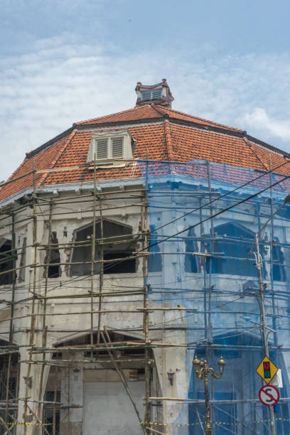 projekt renowacji dziedzictwa starego holenderskiego budynku kolonialnego surabaya, indonezja - restoring house scaffolding history zdjęcia i obrazy z banku zdjęć