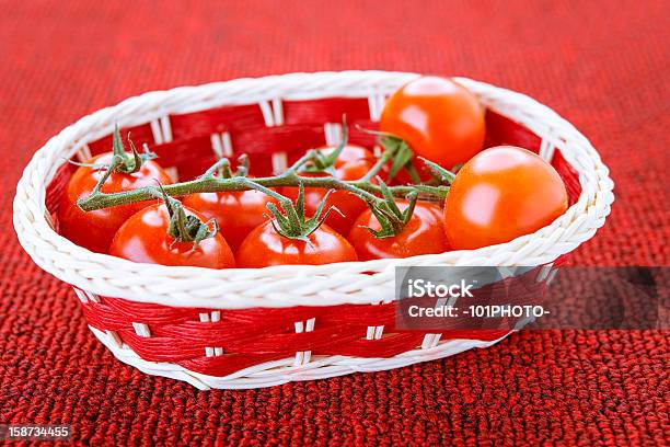バスケット完熟トマト - オーガニックのストックフォトや画像を多数ご用意 - オーガニック, トマト, ベジタリアン料理
