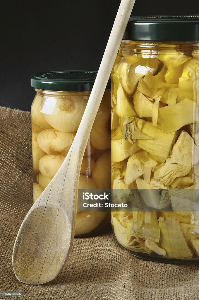 Reserva de encurtidos y cebollas artichokes en aceite de oliva - Foto de stock de Aceite de oliva libre de derechos