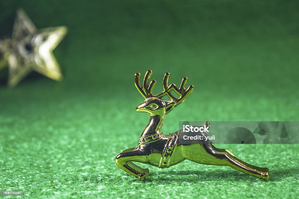 Renne decorazione di Natale su sfondo verde con le stelle. - Foto stock royalty-free di Animale