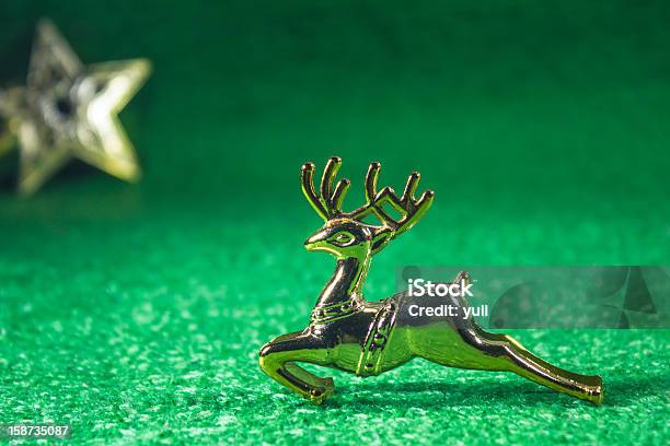 Renne Decorazione Di Natale Su Sfondo Verde Con Le Stelle - Fotografie stock e altre immagini di Animale