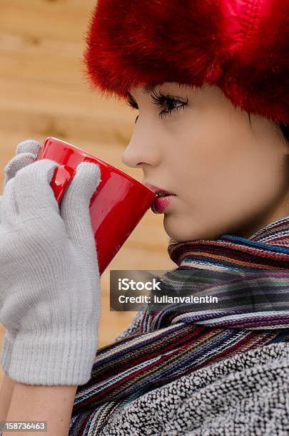 Bella Donna Bere Tè Caldo In Inverno Tempo - Fotografie stock e altre immagini di Abbigliamento - Abbigliamento, Abiti pesanti, Accessorio personale