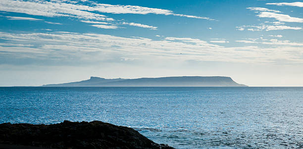 ilha de eigg em silhueta - mallaig imagens e fotografias de stock