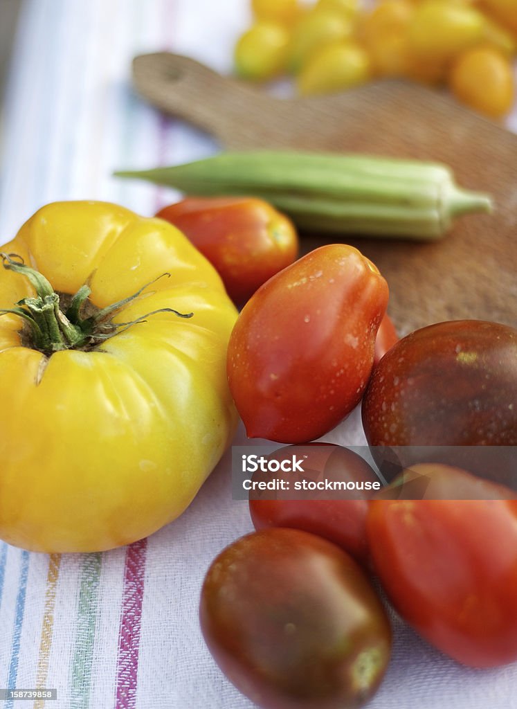 Verduras frescas en una placa - Foto de stock de Aire libre libre de derechos