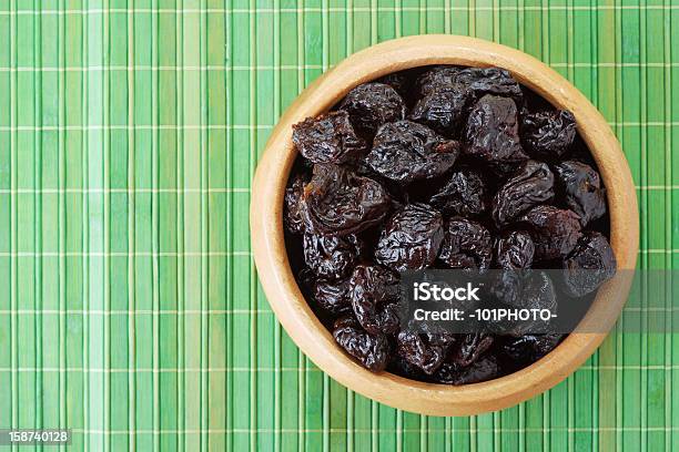 Photo libre de droit de Assiette Avec Des Prunes Sec banque d'images et plus d'images libres de droit de Aliment - Aliment, Aliments et boissons, Assiette