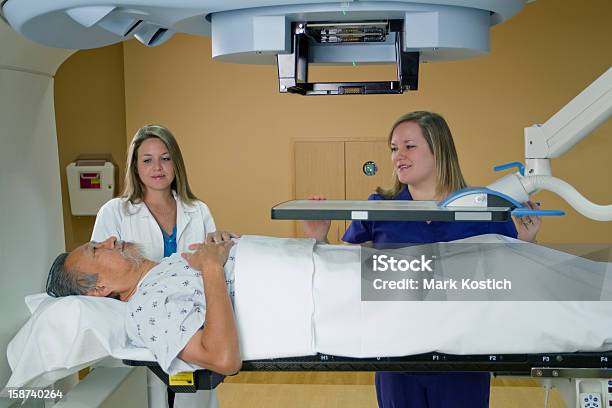 남성 전립선암 수용적 트리트먼 입자 가속기에 대한 스톡 사진 및 기타 이미지 - 입자 가속기, 전립선암, 환자