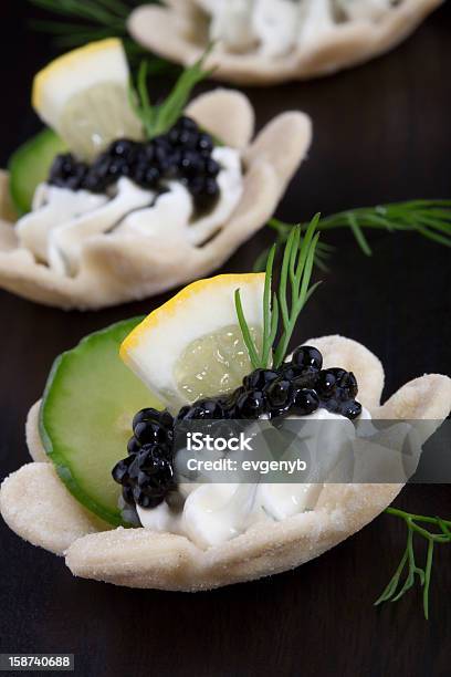 Caviar Preto Canapé - Fotografias de stock e mais imagens de Canapé - Lanche - Canapé - Lanche, Caviar, Caviar de esturjão-beluga