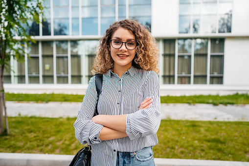 Portrait of a beautiful young woman on the street.