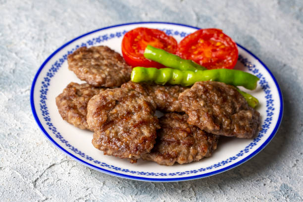 traditionelles türkisches essen; türkische fleischbällchen, türkischer name; akcaabat kofte) - 11833 stock-fotos und bilder
