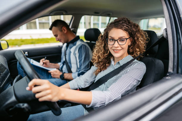 운전 면허 시험을 치르는 젊은 여성 - 자동차학원 뉴스 사진 이미지