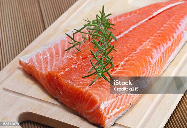 Filetto Di Salmone Fresco - Fotografie stock e altre immagini di Salmone - Frutto di mare - Salmone - Frutto di mare, Fauna selvatica, Vista laterale