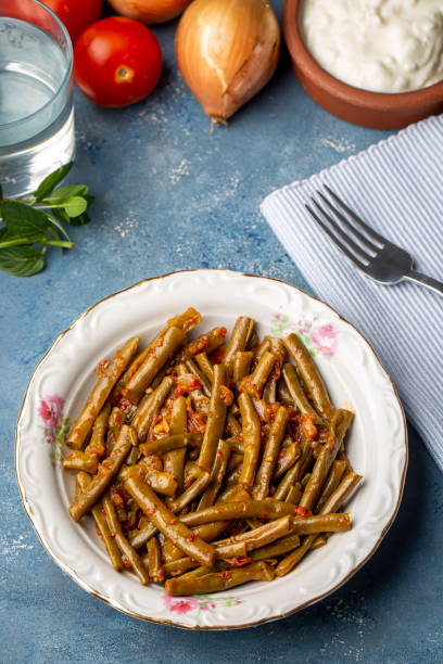 cuisine turque traditionnelle délicieuse; nourriture fraîche verte pour pois aux yeux noirs (nom turc; zeytinyagli yesil taze borulce ou acebek) - 11874 photos et images de collection