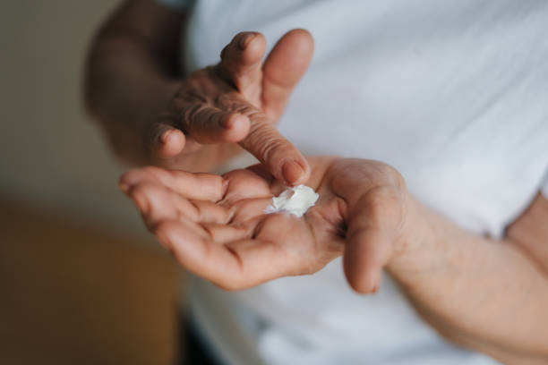 istock Crop woman showing seashells on hands 1587461780