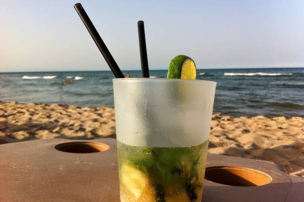 mojito en la playa - chiringuito playa fotografías e imágenes de stock