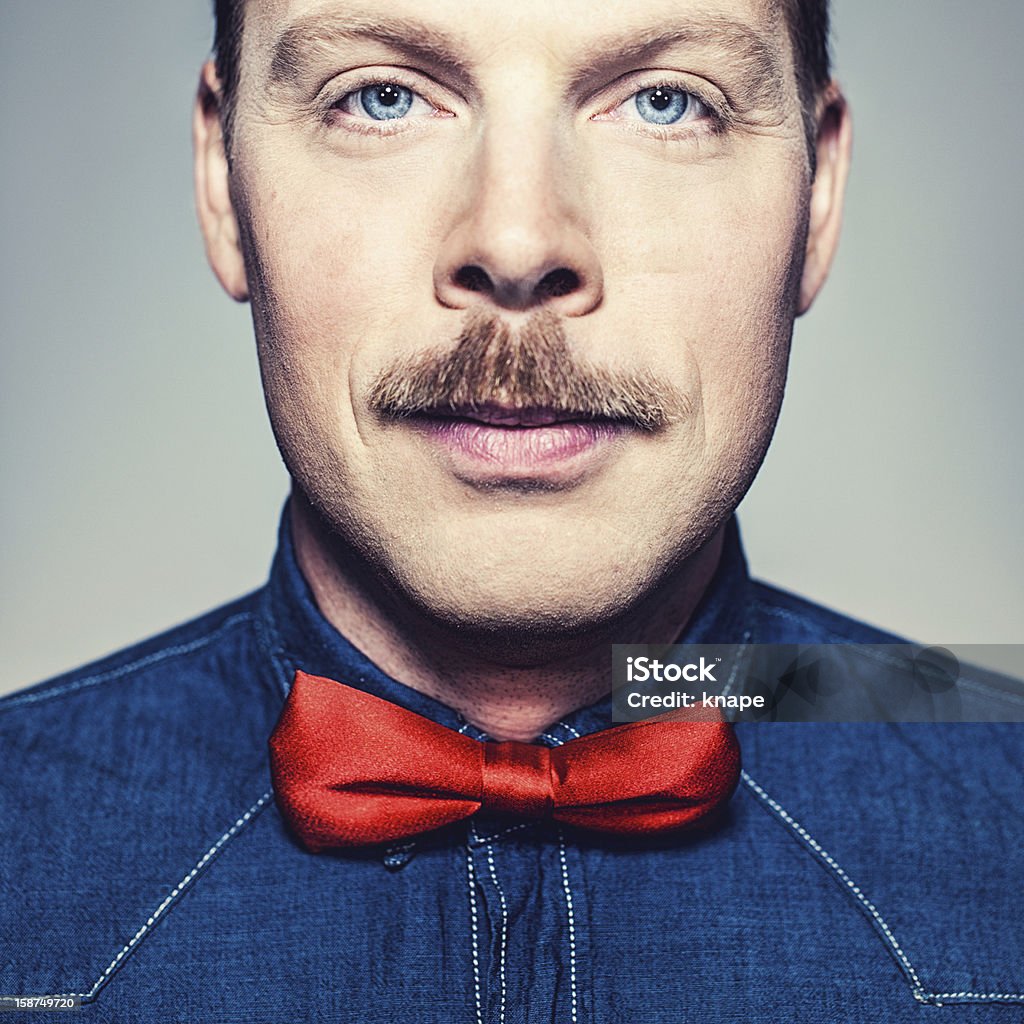 Primo piano di uomo con fiocco - Foto stock royalty-free di Movember