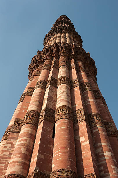 Patrzy się na Qutub Minar w New Delhi, Indie – zdjęcie